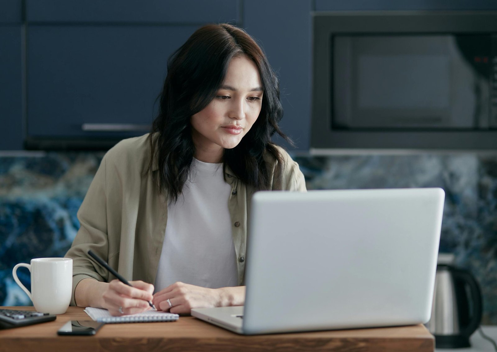 Filipino Shopify Virtual Assistant working on Shopify store for order fulfillment