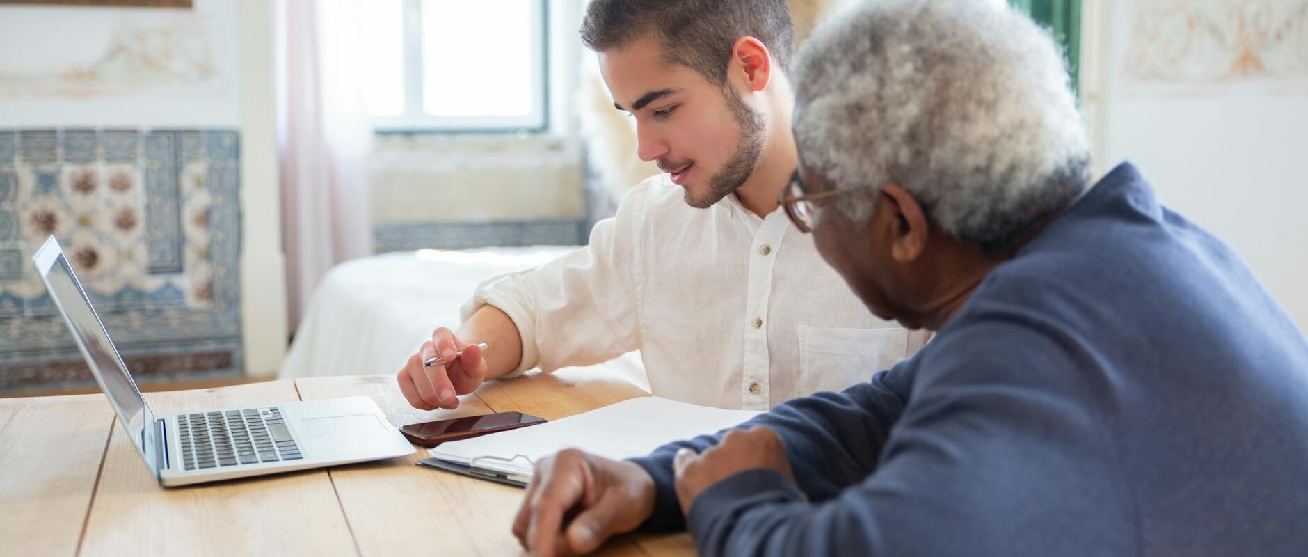 Virtual assistant vs executive assistant hero