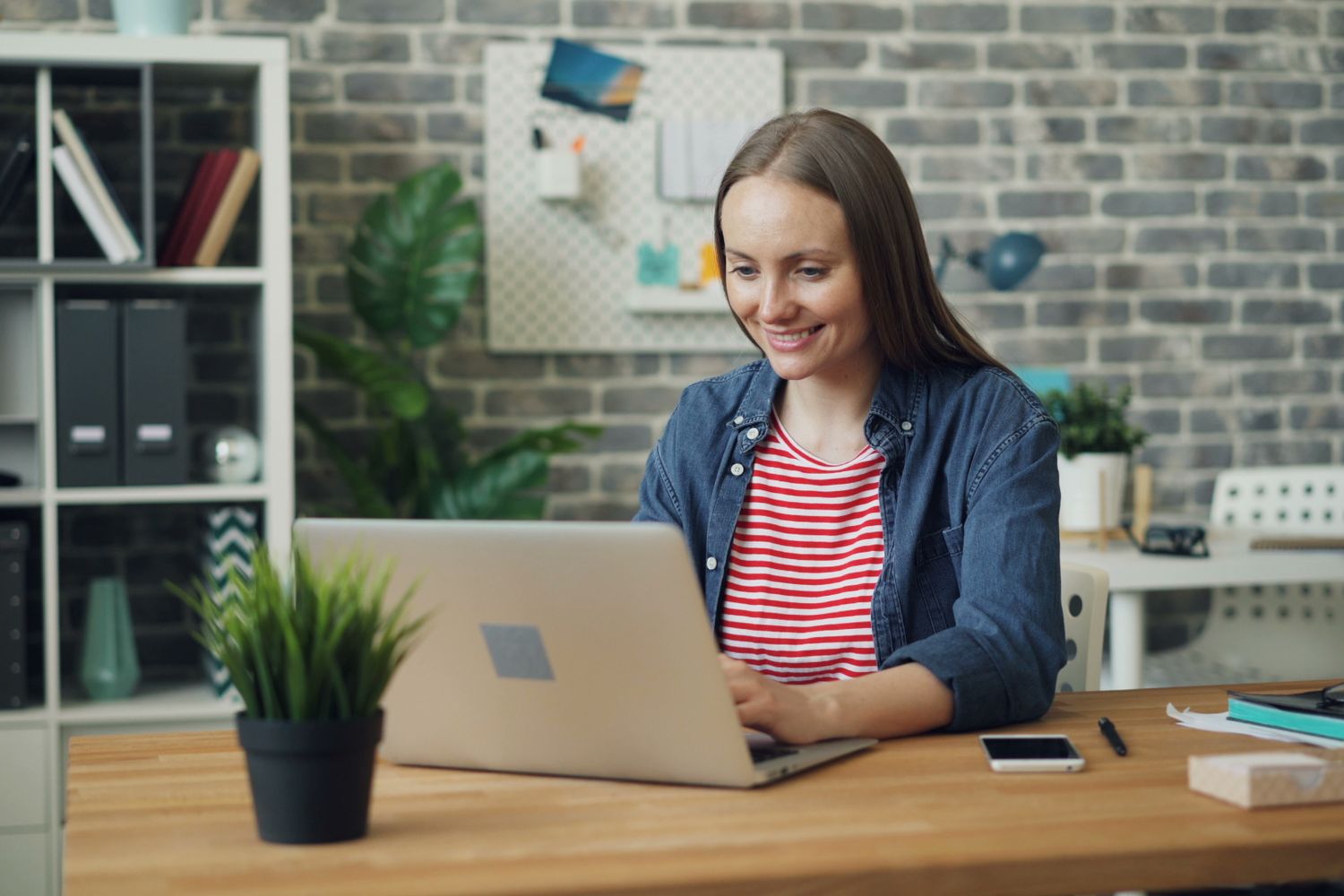 Filipino virtual assistant working with a canadian business